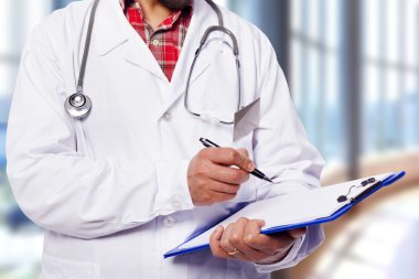 Doktor hastanede Panosu'ndaki not yazma