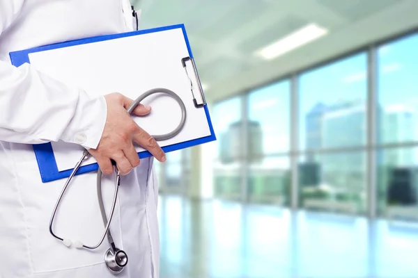 Läkaren håller en Urklipp och stetoskop på sjukhuset — Stockfoto
