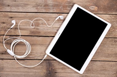 Tablet bilgisayar kulaklıklar ile