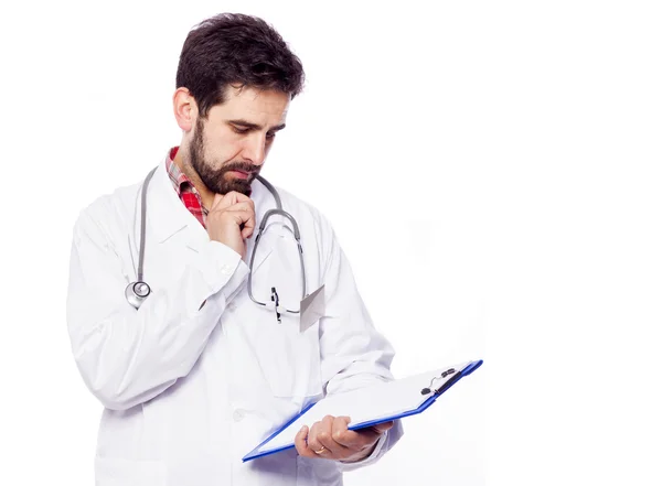 Pensivo jovem médico olhando para a área de transferência, isolado em branco — Fotografia de Stock