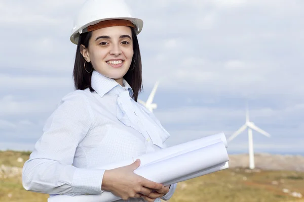 Engenheira feminina segurando plantas — Fotografia de Stock