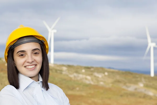 Inżynier kobieta stojąc w miejscu turbiny wiatrowej — Zdjęcie stockowe