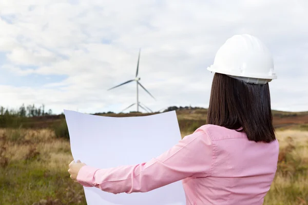 Female engineer holding a blueprint — Stock Photo, Image