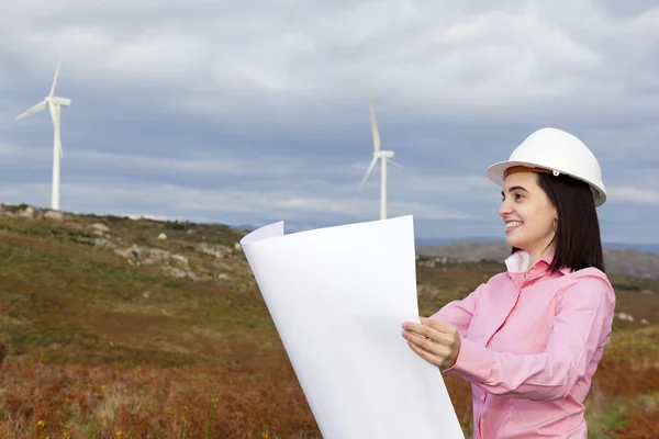 Female engineer holding a blueprint — Stock Photo, Image