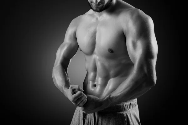 Fitness man poseren — Stockfoto