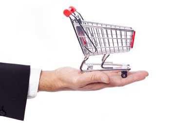 bir alışveriş sepeti tutan işadamı