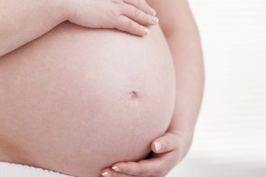 Karnına tutan Pregant kadın
