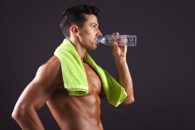 Tatlı su bir şişe içki fitness adam