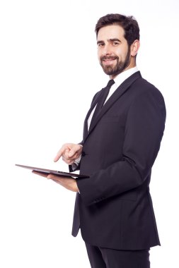 Bir tablet bilgisayar ile ayakta işadamı