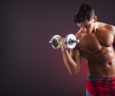 Kas yığını halterleri kaldırıyor.