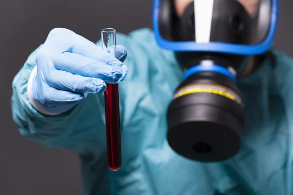 Forskare håller på blodprov — Stockfoto
