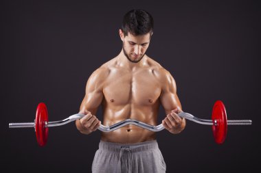 Ağırlık mı curl bar ile fitness adam