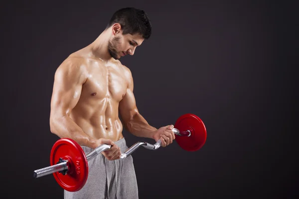 Homem de fitness levantando pesos com barra de frisar — Fotografia de Stock