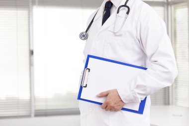 Klinikte bir Pano tutan doktor