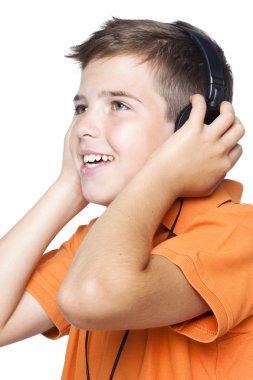 Müzik kulaklık ile boy gülümseyerek