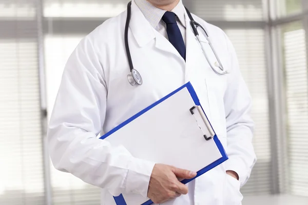 Doktor drží schránka na klinice — Stock fotografie