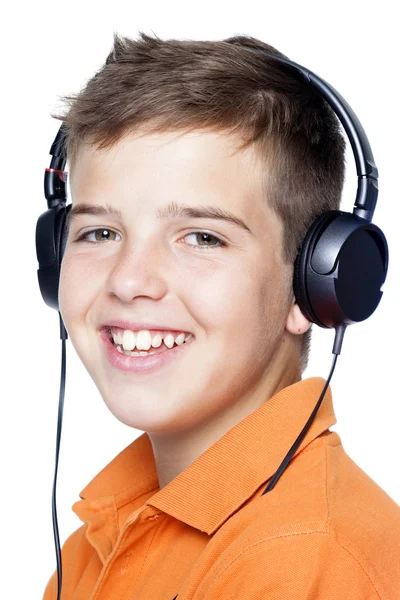 Χαμογελώντας αγόρι με ακουστικά ακούγοντας μουσική — Φωτογραφία Αρχείου
