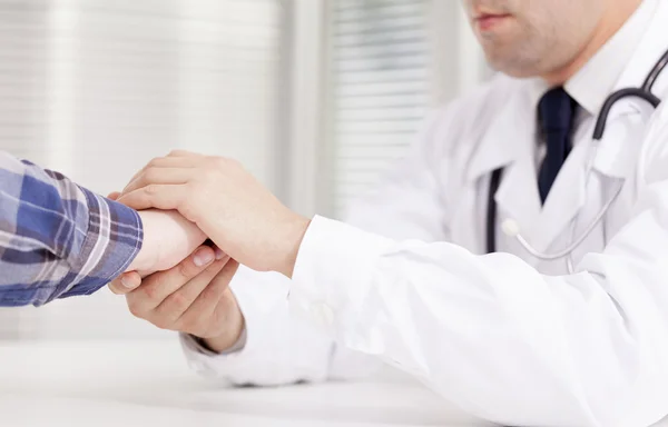 Doctor consolando a su paciente femenino — Foto de Stock