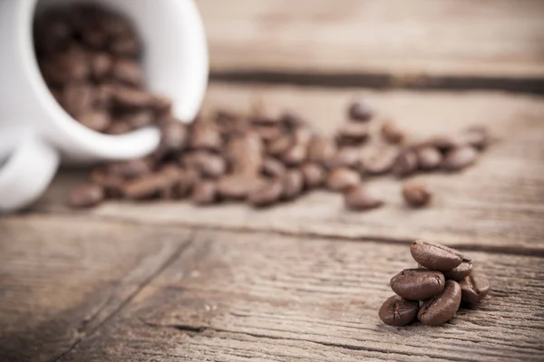 Granos de café sobre fondo de madera — Foto de Stock