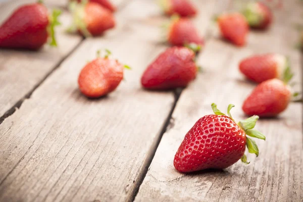 Appetitliche Erdbeeren auf Holzgrund — Stockfoto