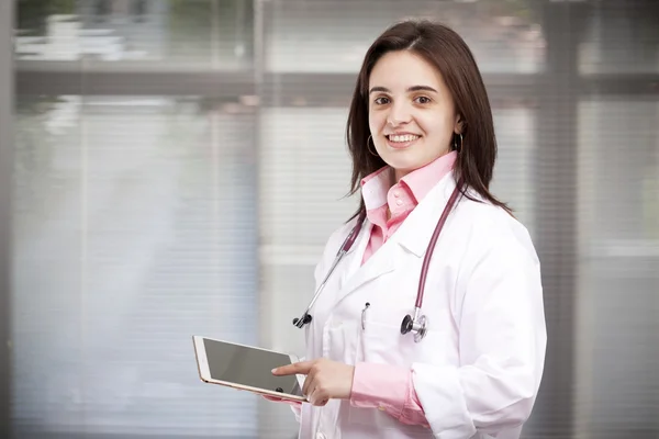 Médica confiante com um comprimido digital — Fotografia de Stock