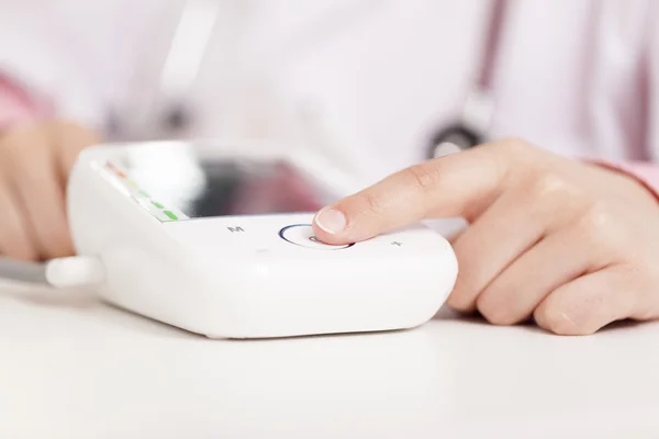 Doctora usando una presión arterial digital — Foto de Stock