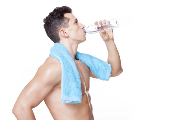 Sprawny człowiek trzyma butelkę wody — Zdjęcie stockowe