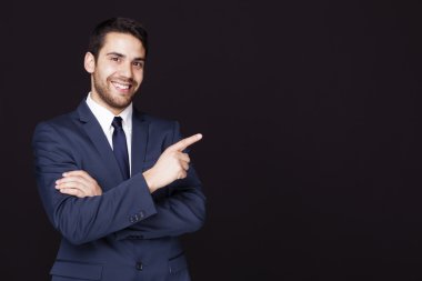 Yakışıklı iş adamı işaret