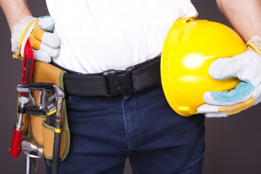 İşçi toolbelt ve kask ile