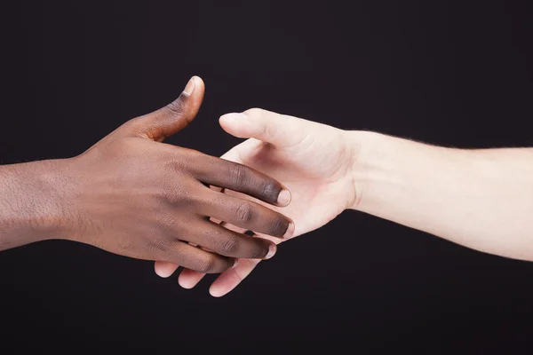 Afrikaner und Kaukasier beim Händeschütteln — Stockfoto