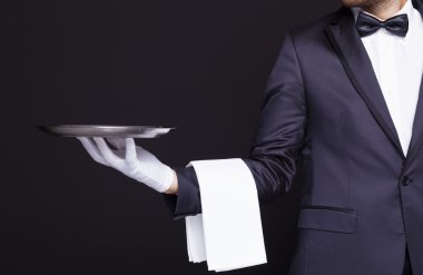 boş bir gümüş tepsi tutarak garson