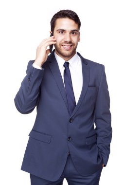 Telefonda konuşurken gülümseyen iş adamı