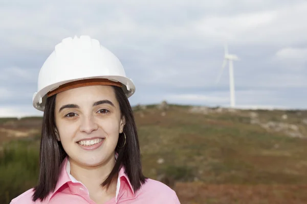 Kvinnliga ingenjör står vid vindkraftverk — Stockfoto