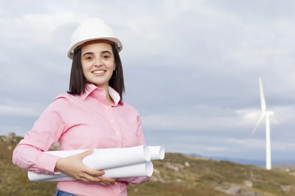 Engenheira feminina segurando um plano — Fotografia de Stock