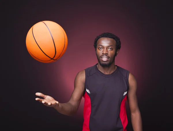 Pemain basket bermain dengan bola basket — Stok Foto