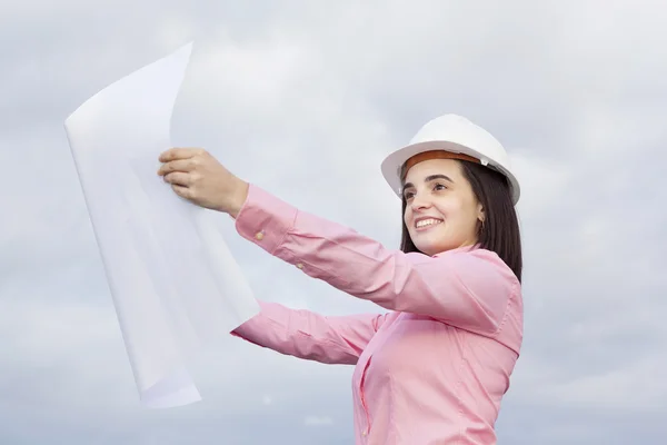 Female engineer holding a plan — Stock Photo, Image