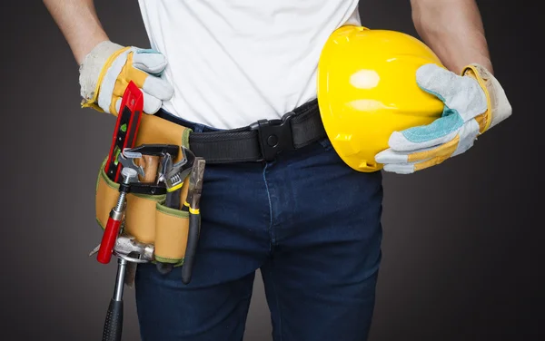Arbeiter mit Werkzeuggurt und Helm — Stockfoto