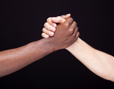 Afrika ve el sıkışan bir beyaz adam