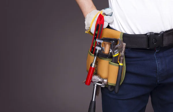 Arbeiter mit Werkzeuggurt — Stockfoto