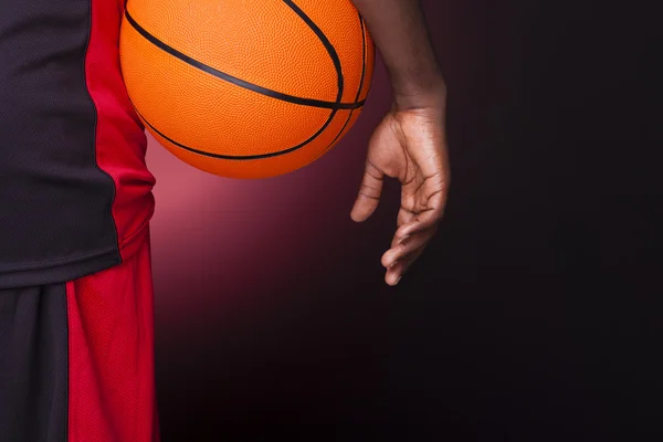 Jugador de baloncesto sosteniendo un baloncesto — Foto de Stock