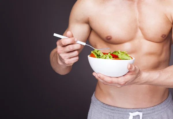 Mann hält eine Schüssel mit frischem Salat — Stockfoto