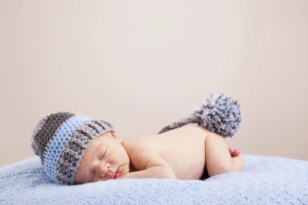刚出生的婴儿睡在蓝色的毯子上 — 图库照片