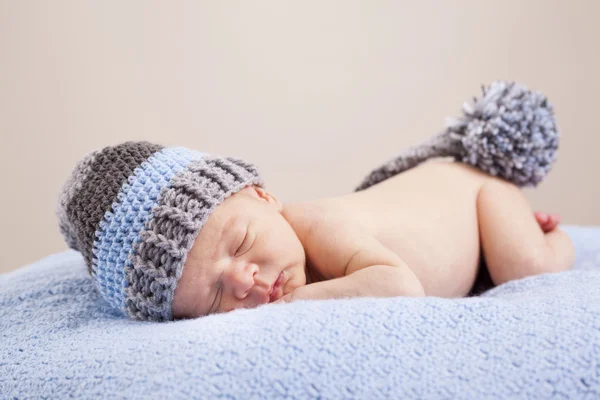 Newborn baby sleeping on blue blanket — Stock Photo, Image