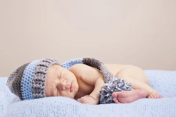 Newborn baby sleeping on blue blanket — Stock Photo, Image