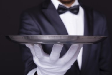 boş bir gümüş tepsi tutarak garson
