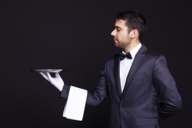 boş bir gümüş tepsi tutarak garson