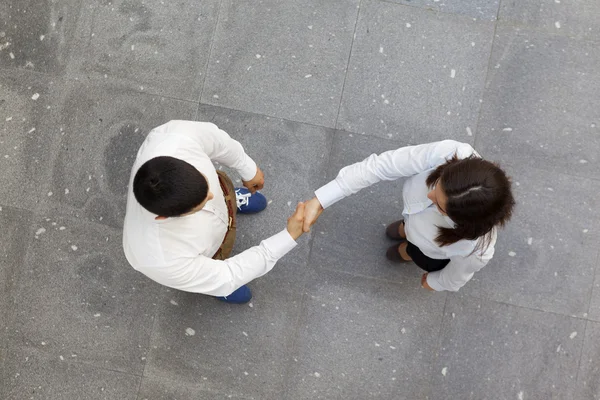 Бизнесмены пожимают руки на улице — стоковое фото