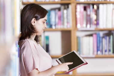 Öğrenci dijital tablet kütüphanede kullanma