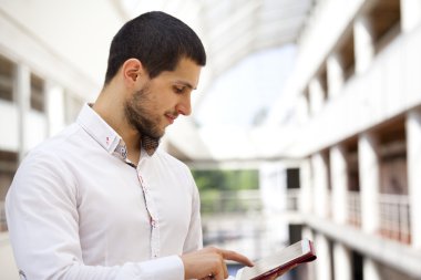 yakışıklı bir adam bir tablet bilgisayar kullanma