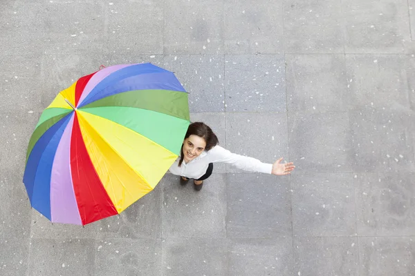 Женщина с многоцветным зонтиком — стоковое фото